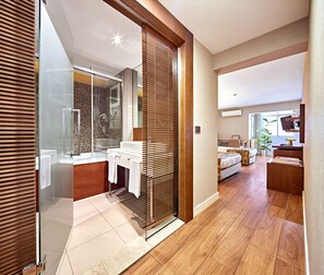 Dusche, kostenlose Toilettenartikel, Haartrockner, Hausschuhe