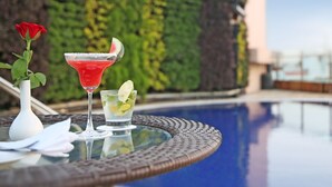 Bar au bord de la piscine