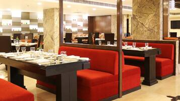 Petit déjeuner, déjeuner et dîner servis sur place