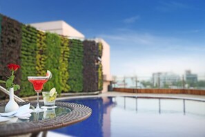 Una piscina techada, una piscina al aire libre