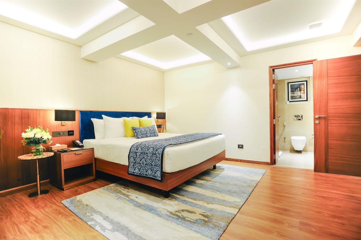 Deluxe Suite, 1 King Bed, City View