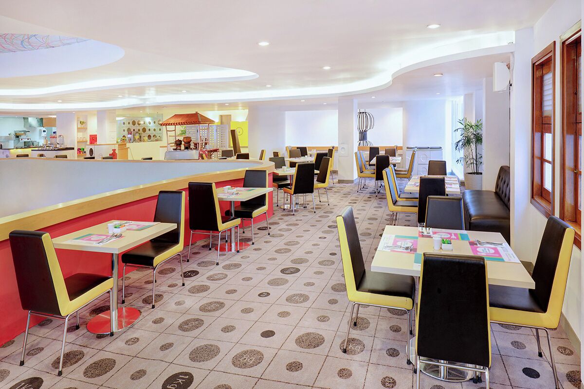 breakfast, lunch, dinner served; international cuisine