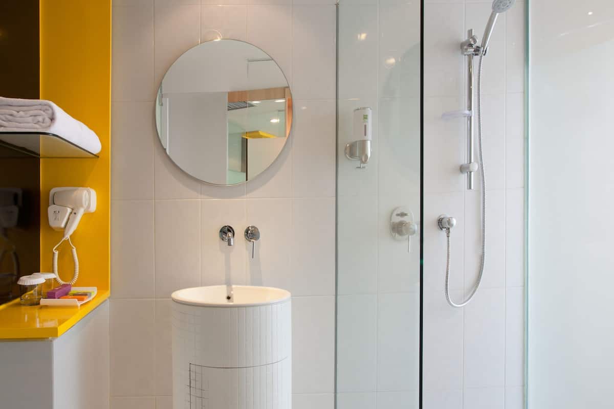 Salle de bain | Douche, articles de toilette (gratuits), séchoir à cheveux, pantoufles