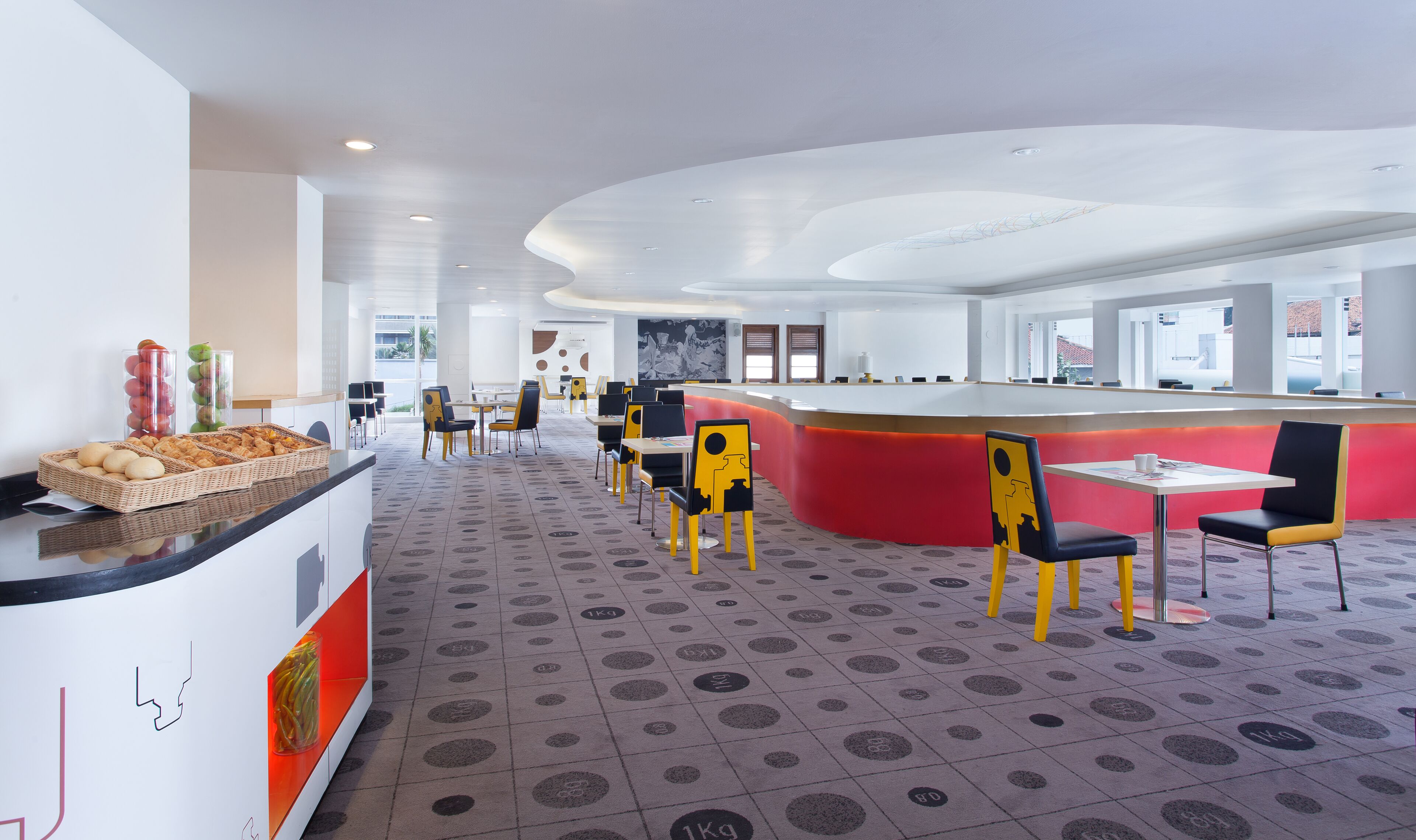 breakfast, lunch, dinner served; international cuisine