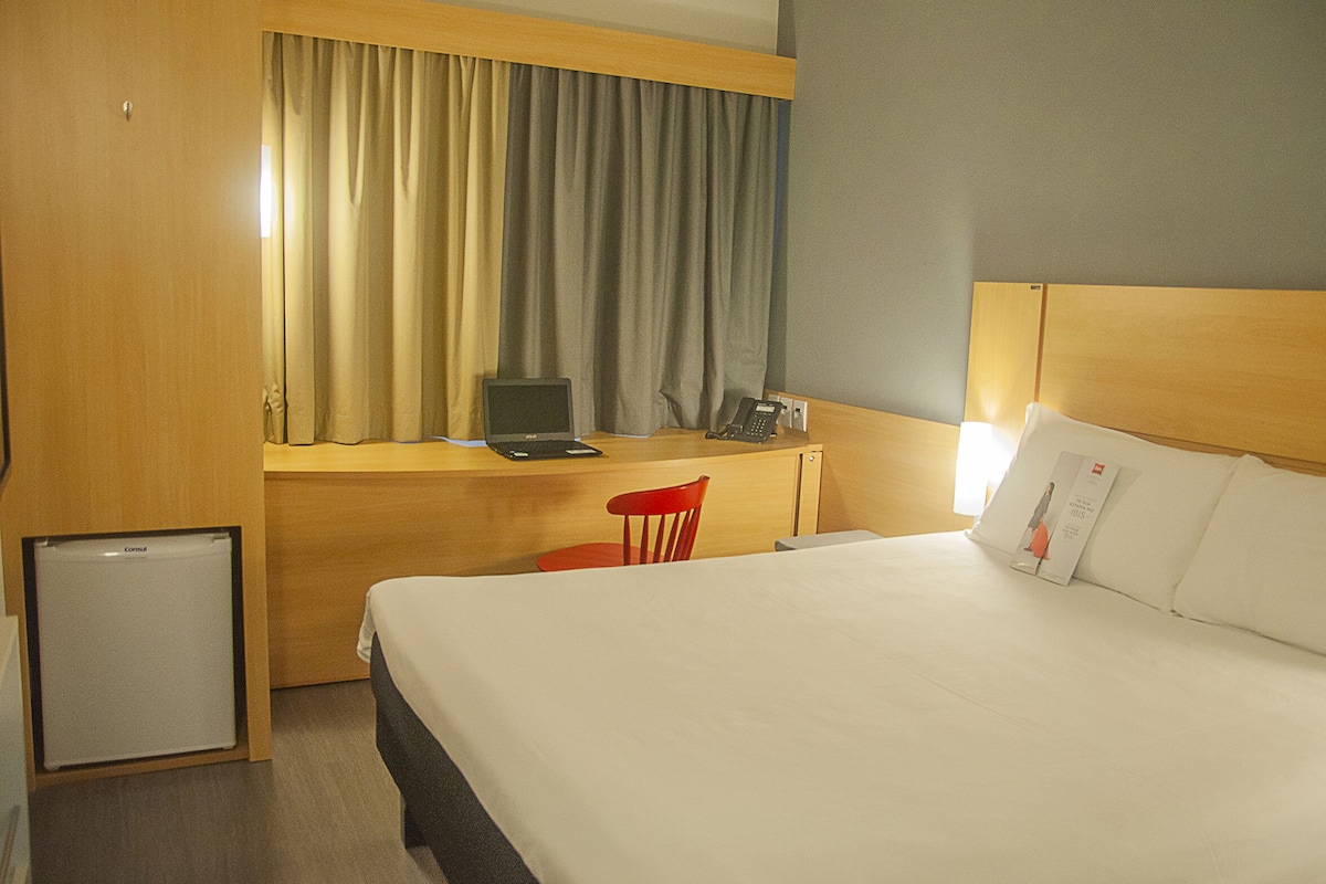 Chambre Standard, plusieurs lits | Minibar, bureau, rideaux occultants, chambres insonorisées