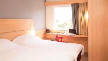 Minibar, escritorio, cortinas opacas y sistema de insonorización
