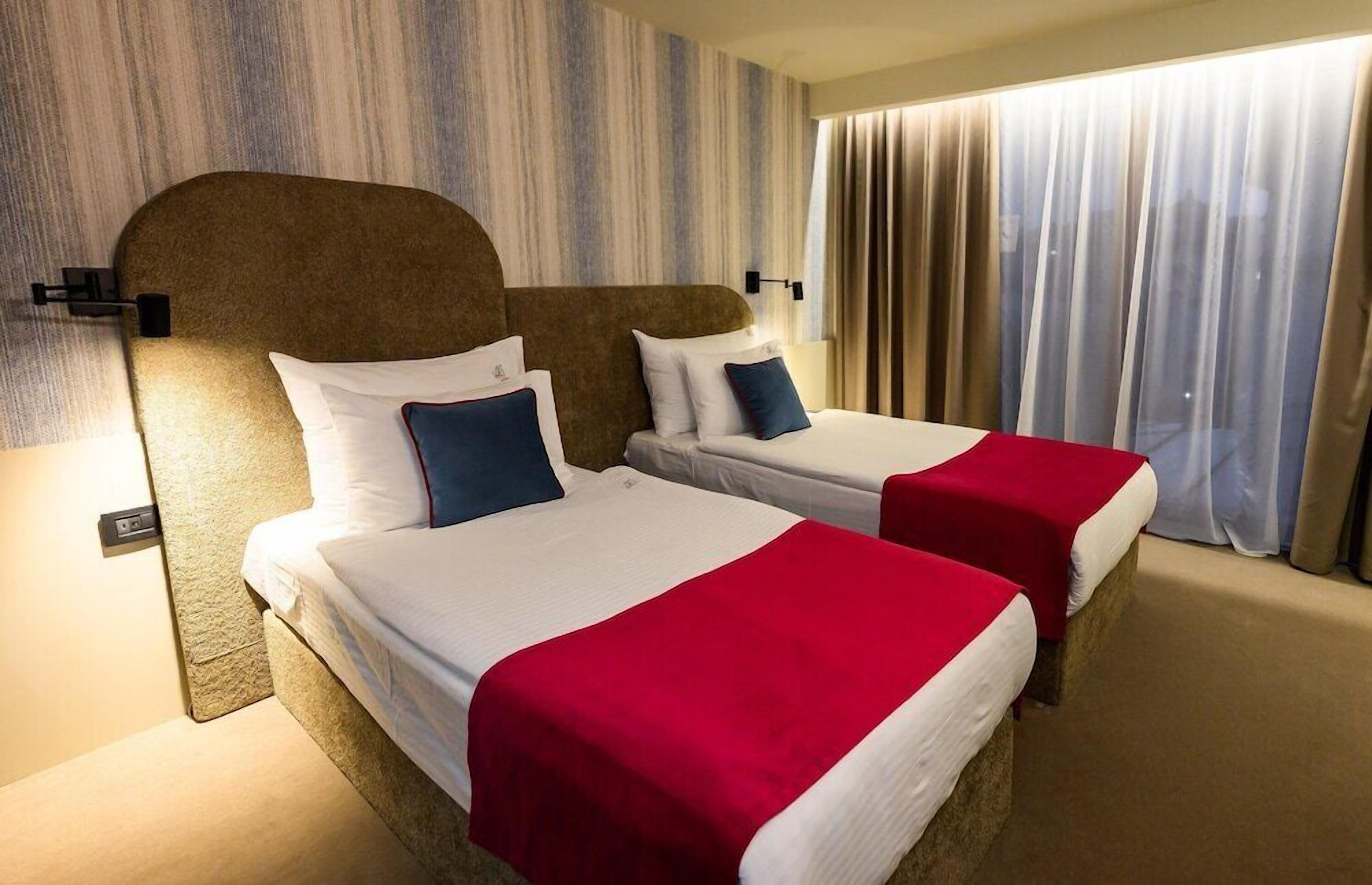 ميني بار وخزنة داخل الغرفة