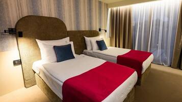 ميني بار وخزنة داخل الغرفة