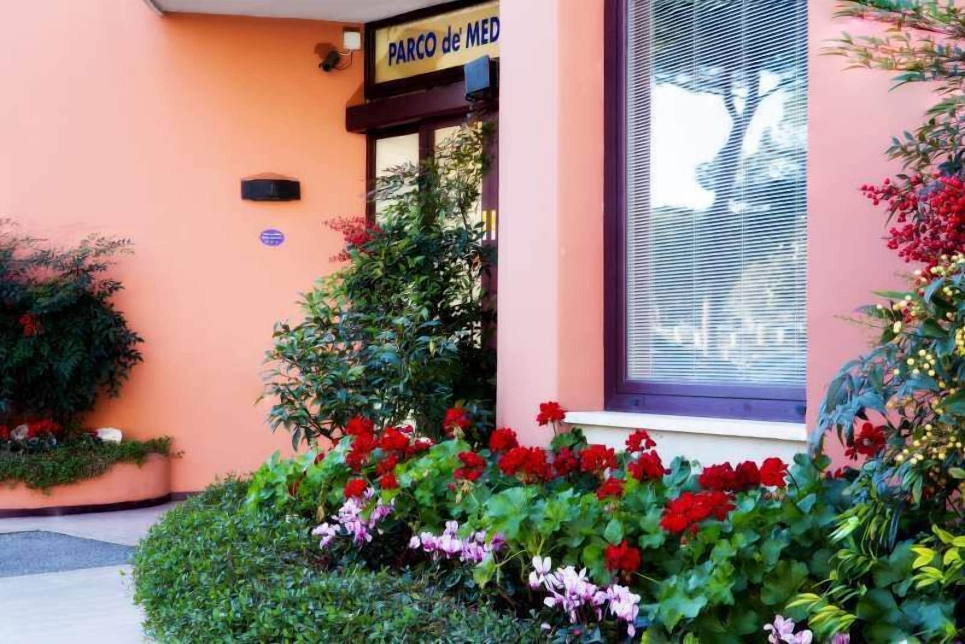 Un edificio con un letrero que dice "PARCO de MED".