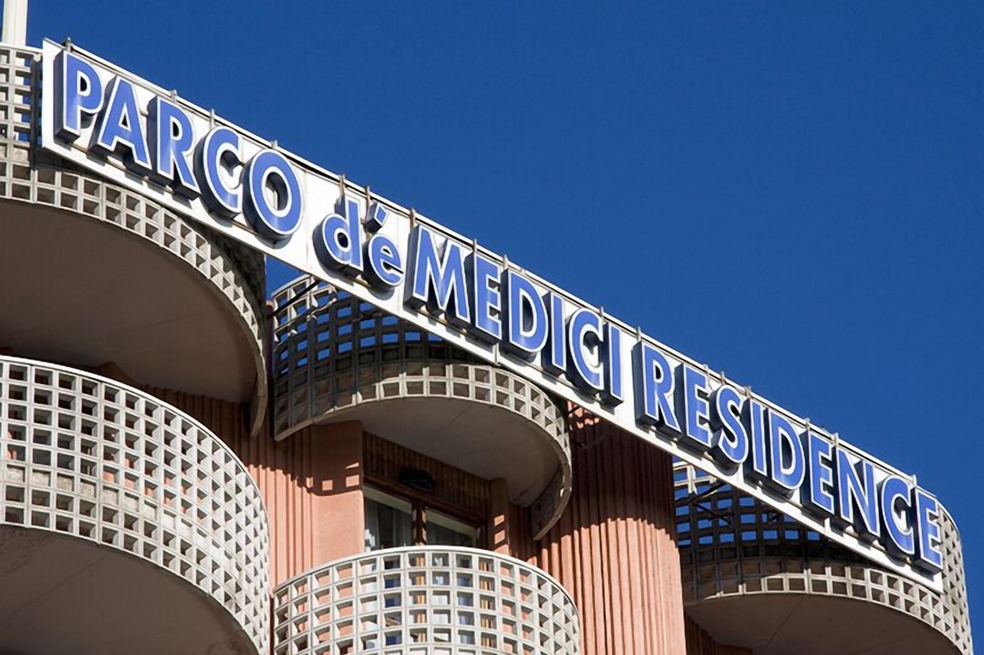 Un immeuble sur lequel on peut lire l’inscription : « RÉSIDENCE PARCO DE MEDICI ».