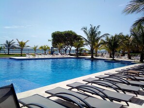 2 outdoor pools, pool umbrellas, pool loungers - Wyndham Isla Margarita Concorde  (Mariño)