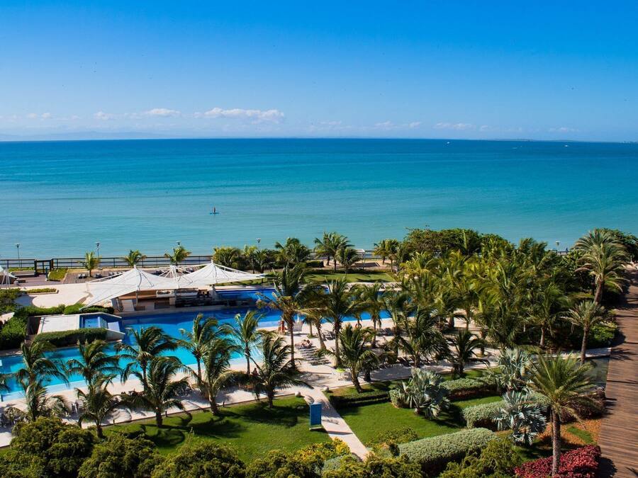 Plage privée, sable blanc, chaises longues, parasols
