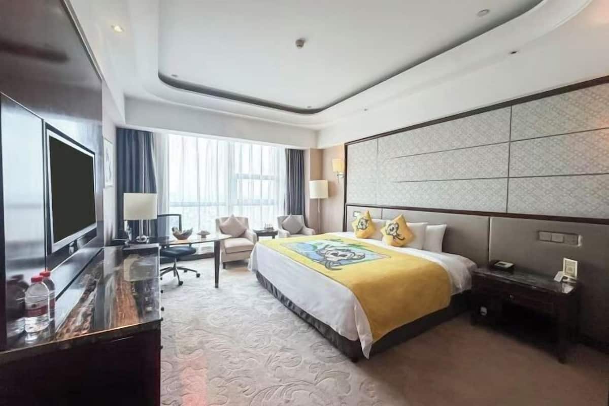 Minibar, värdeförvaringsskåp på rummet, skrivbord och ljudisolering