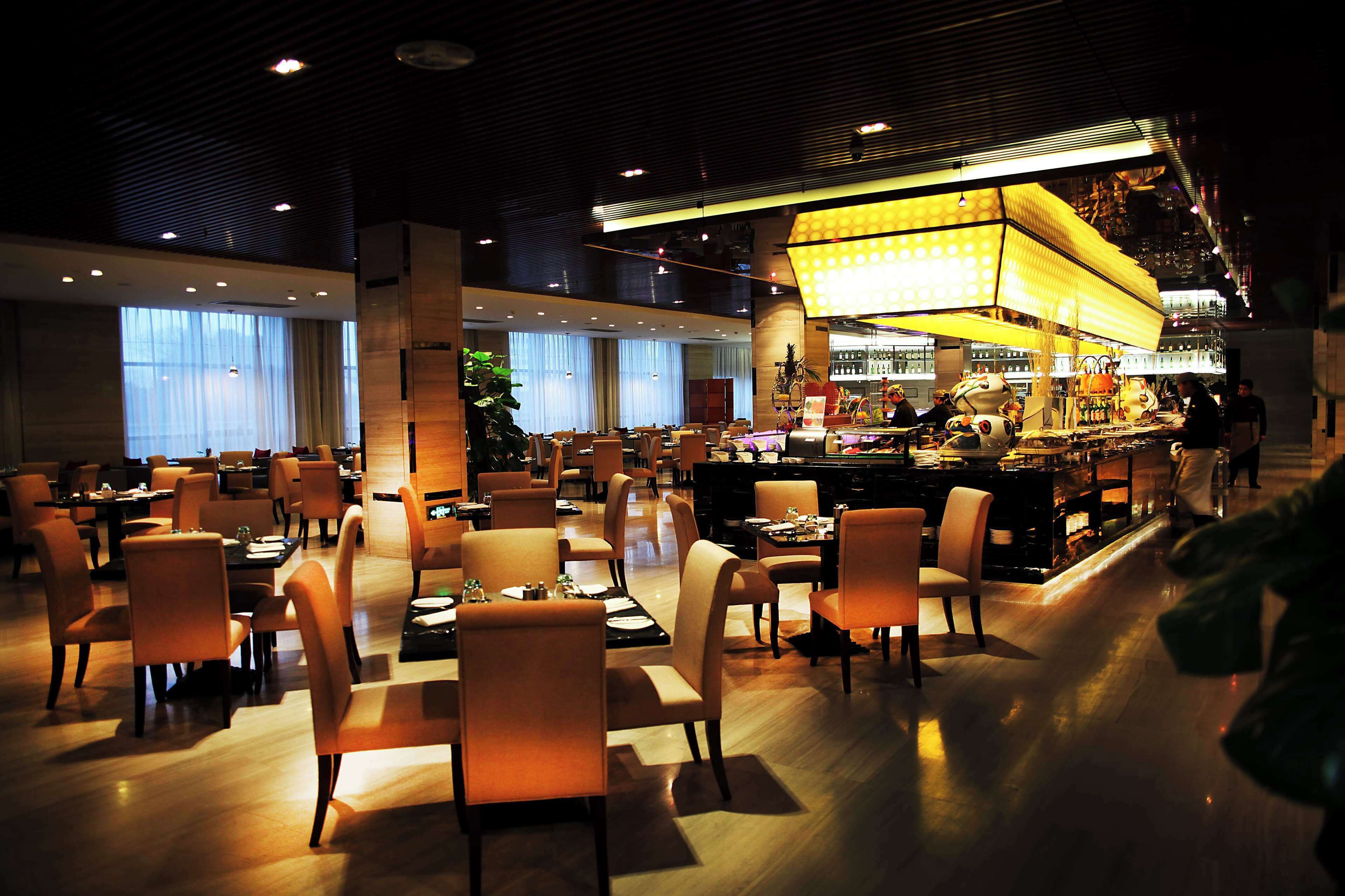 Här finns 2 restauranger som serverar frukost.