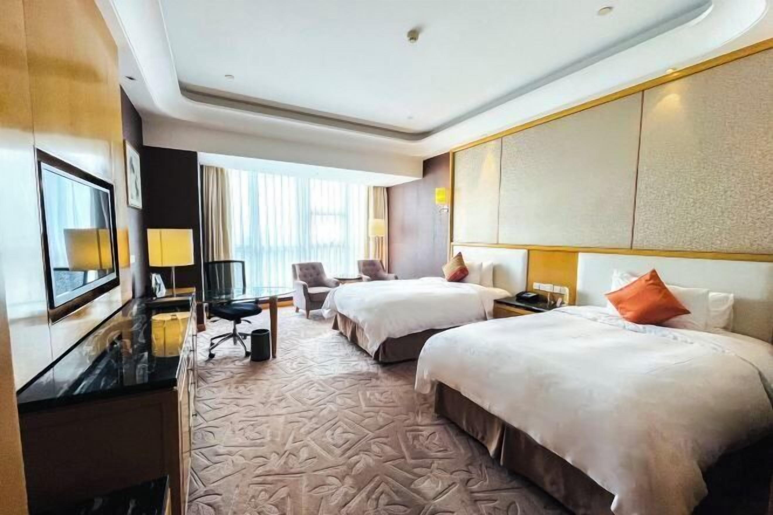 Minibar, värdeförvaringsskåp på rummet, skrivbord och ljudisolering