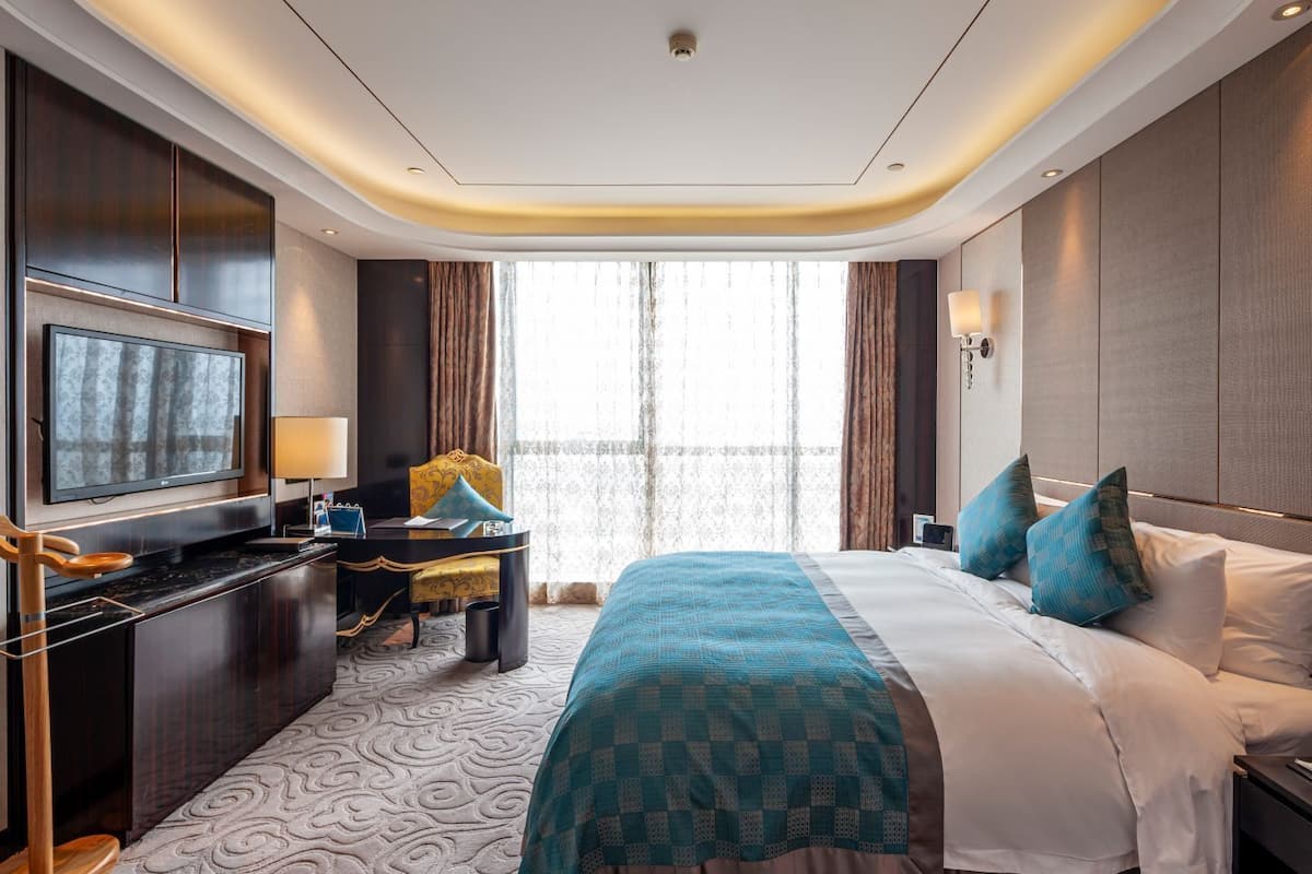 Superior Studio Suite | Minibar, in-room safe, desk, soundproofing