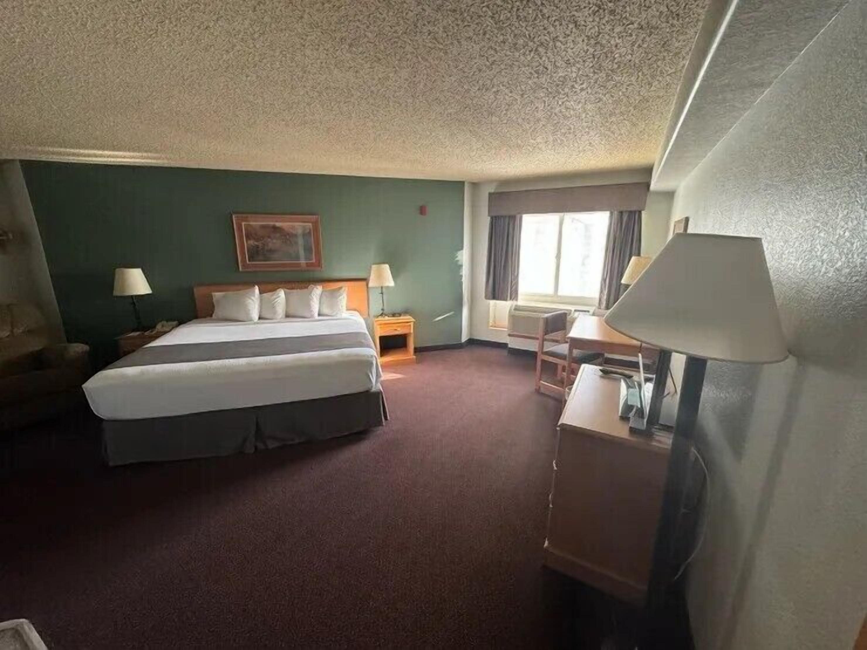 jacuzzi room, 1 king bed | 1 bedroom, desk, iron/ironing board, free wifi