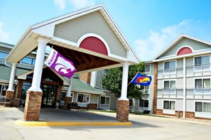 Property entrance - Fossil Creek Hotel And Suites (Russell)