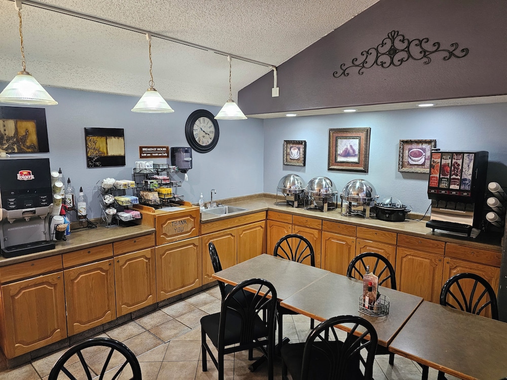 Fossil Creek Hotel & Suites/Conference Center I-70 by null