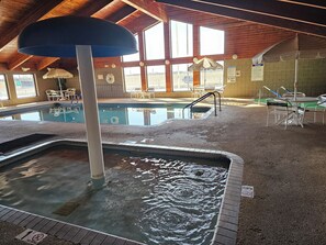 Innendørsbasseng