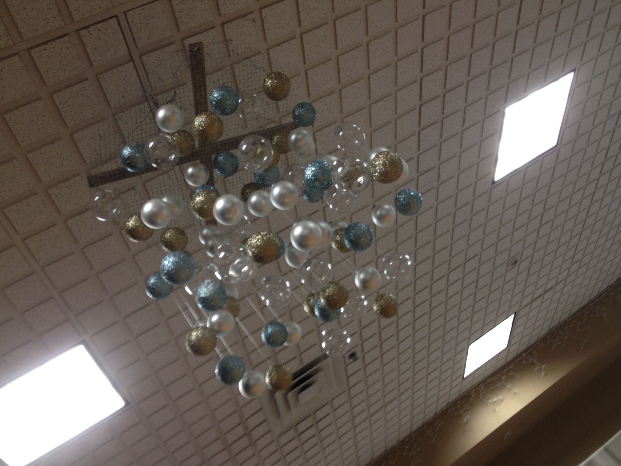 Un soffitto con una struttura a griglia e decorazioni sferiche.