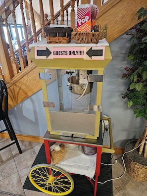 Snack bar - Fossil Creek Hotel And Suites (Russell)