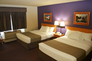 Escritorio, tabla de planchar con plancha, wifi gratis