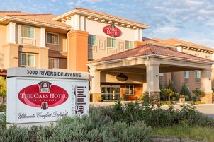Um hotel com uma placa indicando "The Oaks Hotel Paso Robles" e "3000 Riverside Avenue".