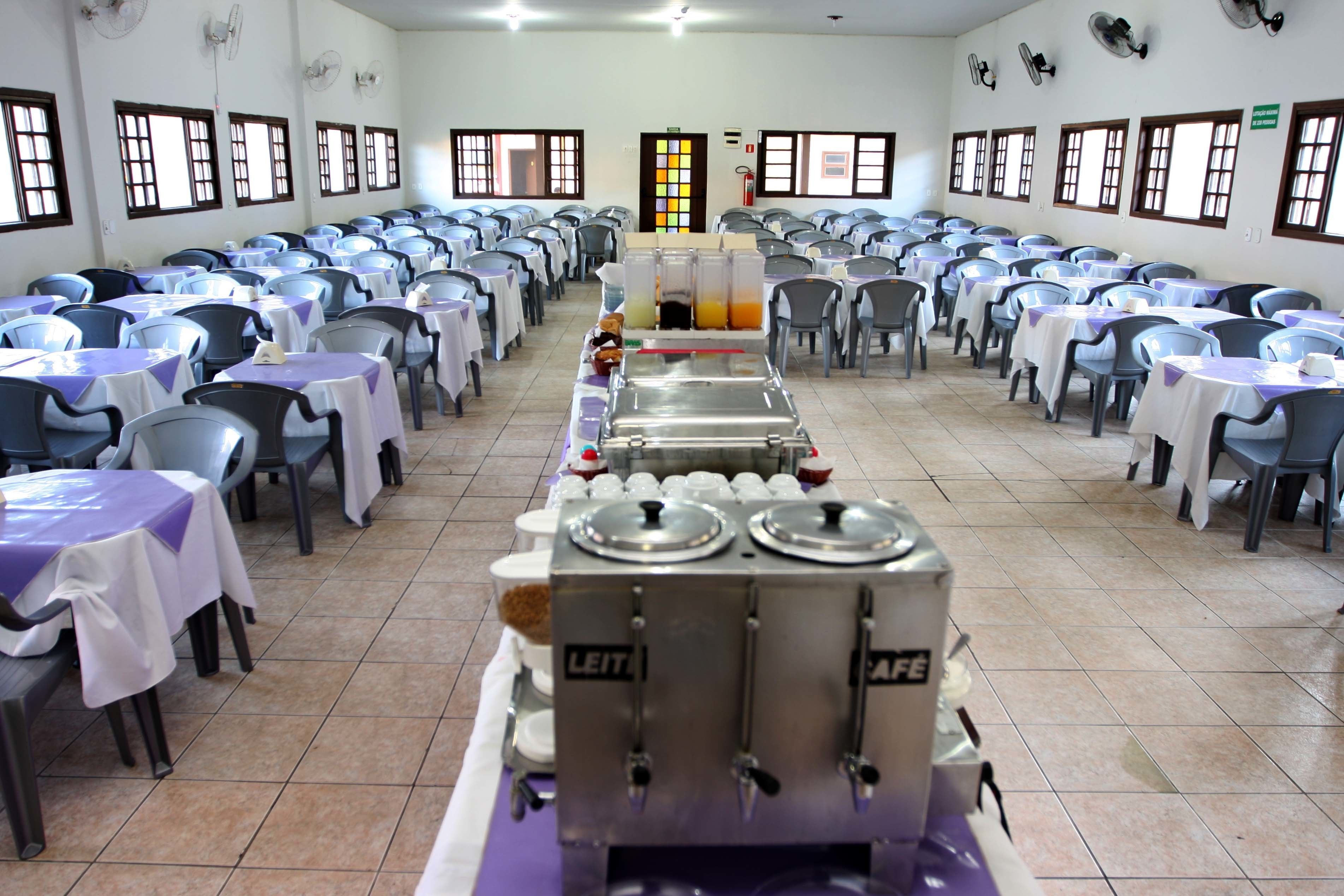 بوفيه فطور مجانًا يوميًا