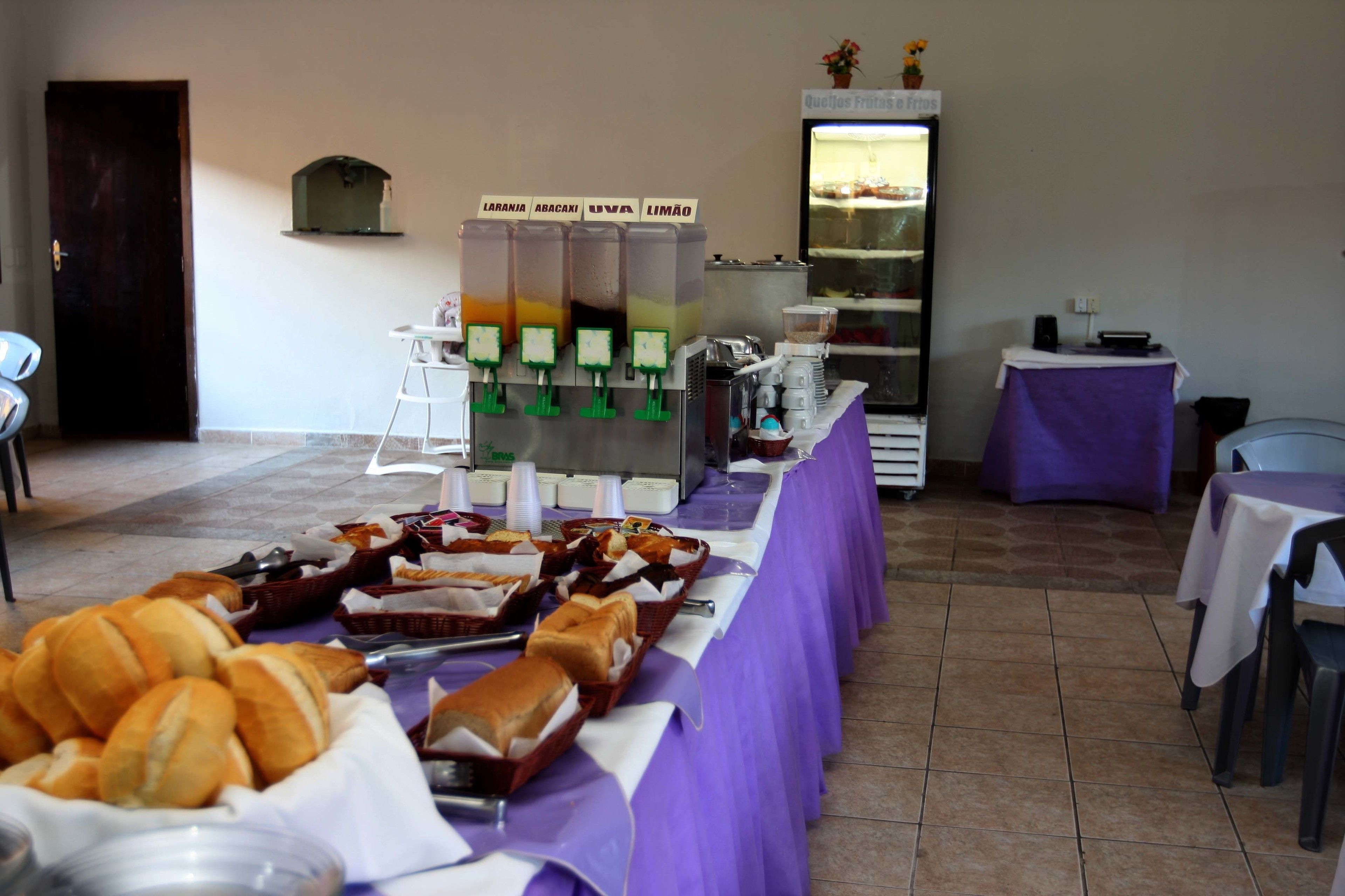 Café da manhã com buffet grátis todos os dias