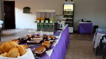 Café da manhã com buffet grátis todos os dias