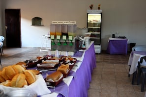 Café da manhã com buffet grátis todos os dias