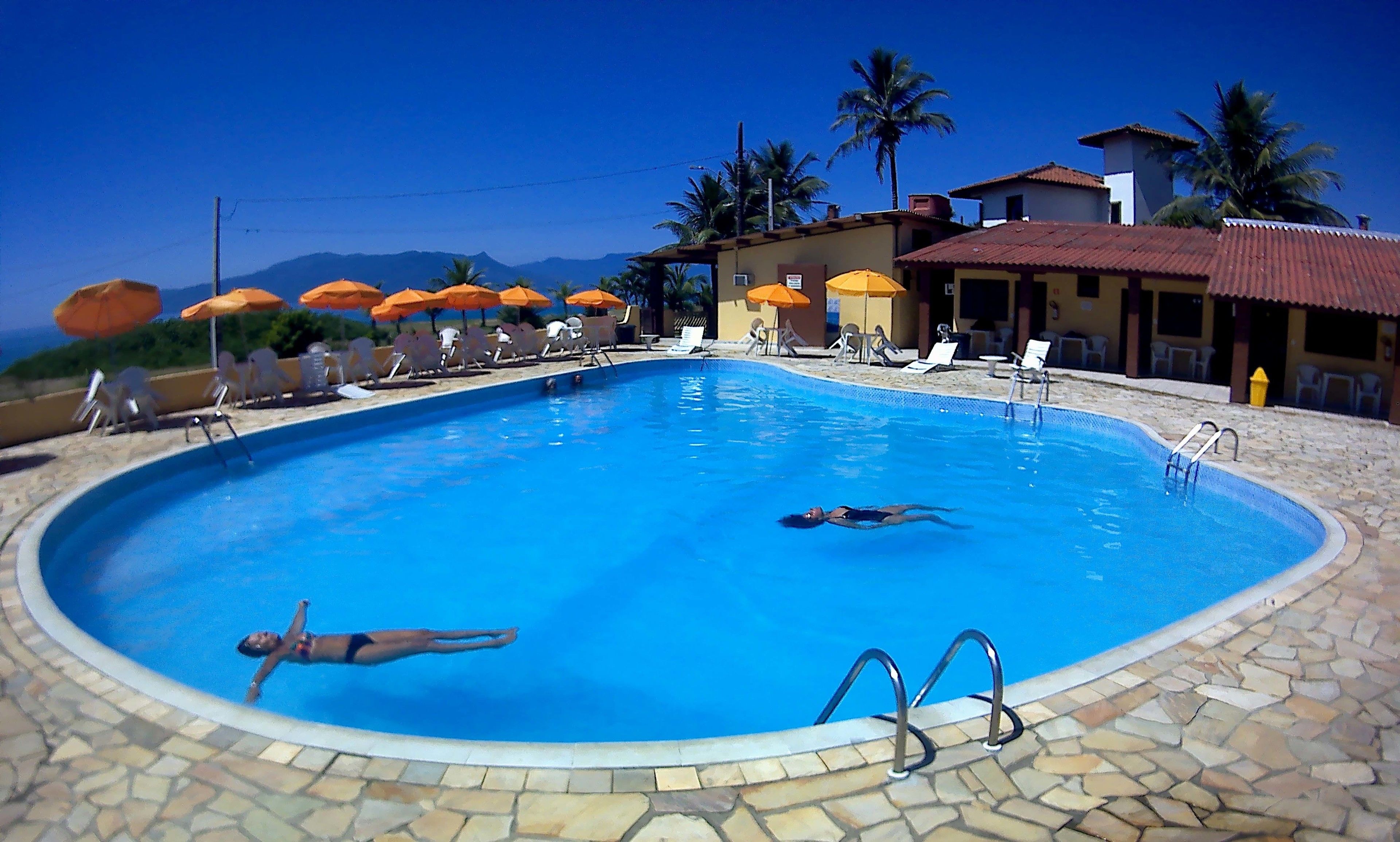 2 piscines extérieures