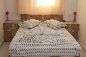 1 habitación, minibar y ropa de cama 