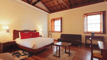 Zimmersafe, individuell dekoriert, Schreibtisch