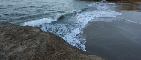 Ubicación cercana a la playa y toallas de playa