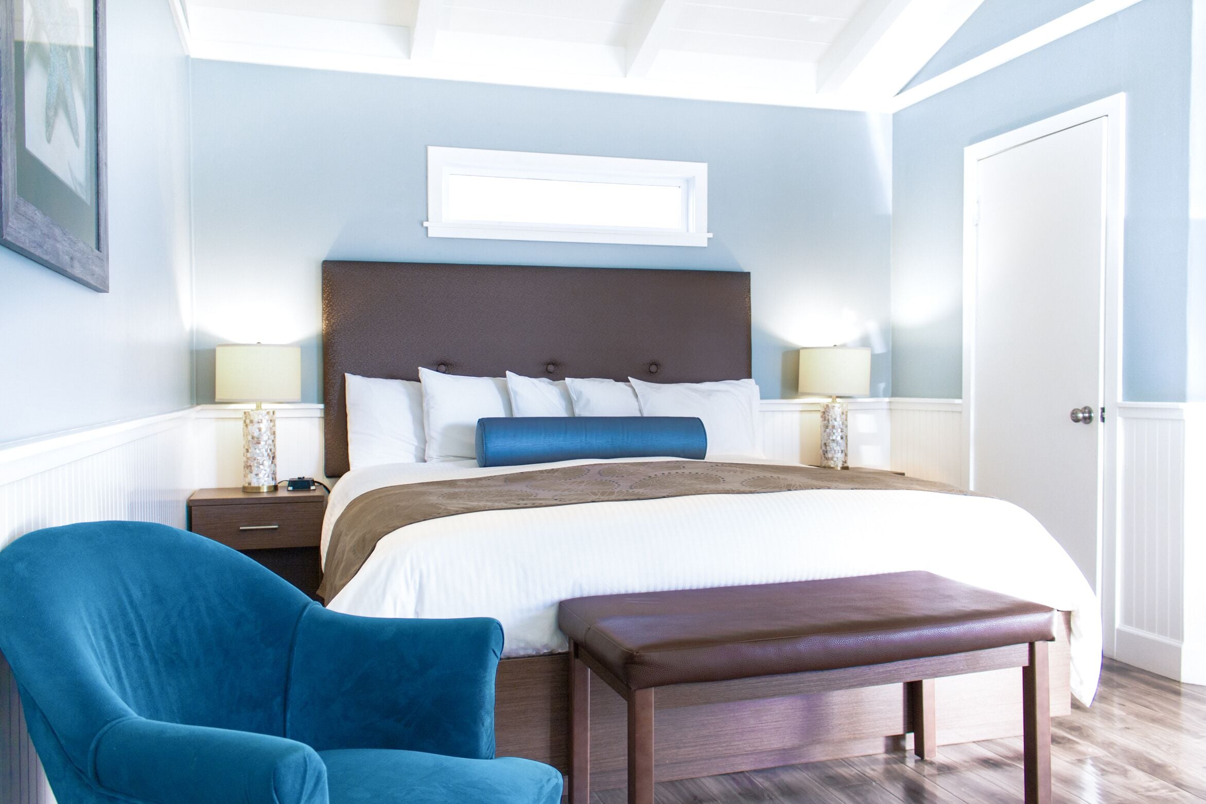 더블룸 | 필로우탑 침대, 각각 다른 스타일의 인테 리어, 각각 다르게 가구 비치, 방음 설비