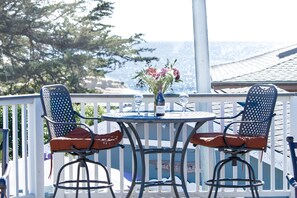 Outdoor dining - Ocean Echo Inn and Beach Cottages (Santa Cruz)