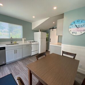 Cottage, letti multipli | Cucina privata | Microonde, macchina per tè/caffè, carta assorbente