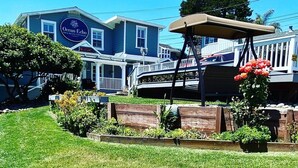 A blue building with a sign reading "Ocean Echo Inn & Beach Cottages." - Ocean Echo Inn and Beach Cottages (Santa Cruz)