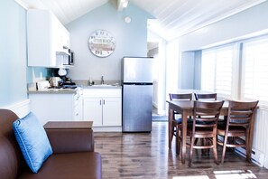 Cottage dành cho gia đình, 1 giường cỡ queen và sofa giường, bếp | Nệm có lớp đệm bông, trang trí khác biệt 