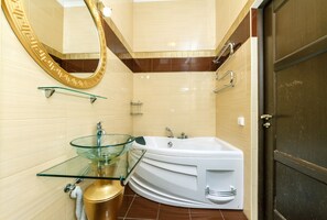 Superior appartement, 1 slaapkamer (21 Kreshatyk street) | Badkamer | Gratis toiletartikelen, een haardroger, pantoffels, handdoeken