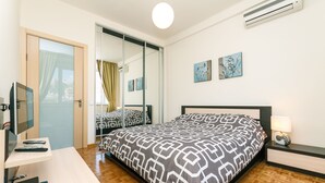 Iron/ironing board, WiFi (free), bed sheets - Alma Apartments (Kyiv)