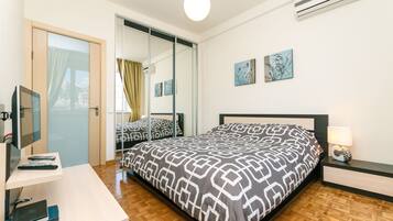 Iron/ironing board, free WiFi, bed sheets