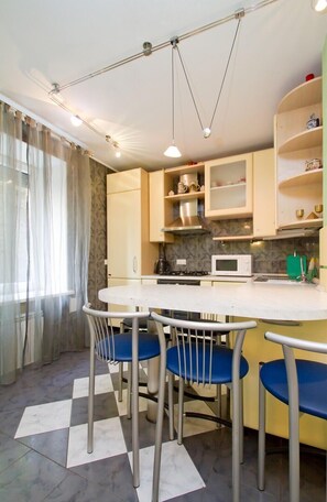 Apartment, 2 Bedrooms (1B Darvina Street ) | Private kitchen | Full-size fridge, microwave, stovetop, electric kettle - Alma Apartments (Kyiv)