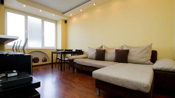 Superior Apartment, 2 Bedrooms, Balcony (2 Taras Shevchenko boulevard) | Living room | Flat-screen TV