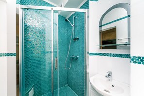 Articles de toilette gratuits, sèche-cheveux, chaussons