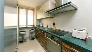 Full-size fridge, microwave, stovetop, electric kettle - Alma Apartments (Kyiv)