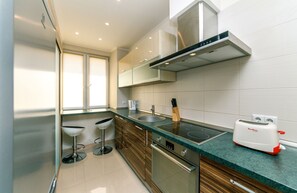 Full-size fridge, microwave, stovetop, electric kettle - Alma Apartments (Kyiv)