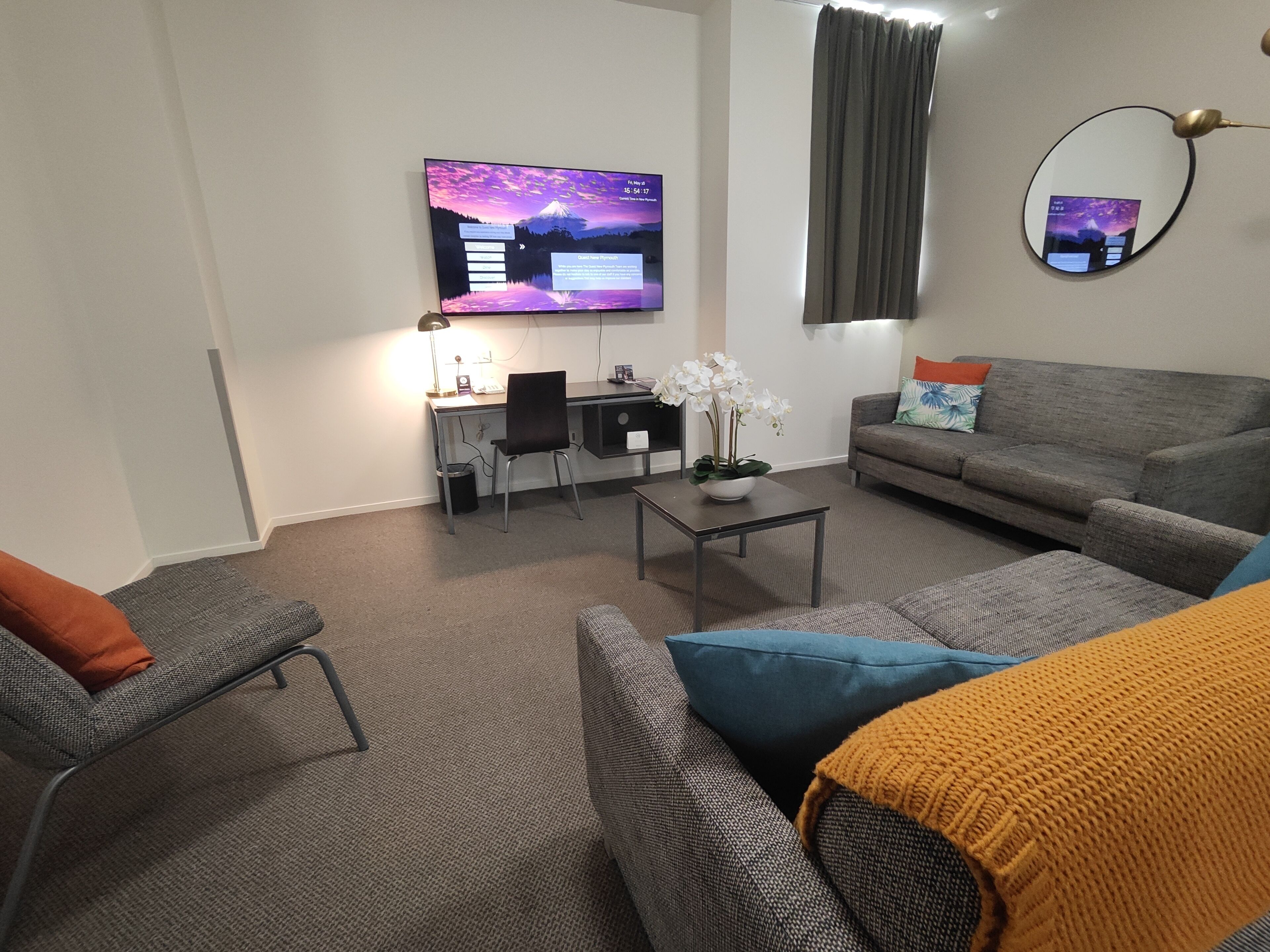 Executive-Apartment, 1 Schlafzimmer | Wohnbereich | Smart-TV, aktuelle Filme, Streaming-Dienste